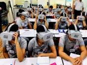 ミャンマー人の生徒に介護教育VR授業を実施