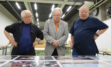 左：選考風景。左から2019年度YP選考委員・川田喜久治氏、細江英公（館長）、都築響一氏