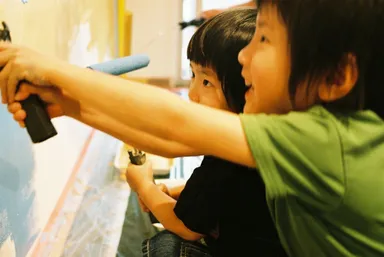 笑顔でペイントする子供