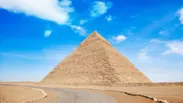 ピラミッドと青空