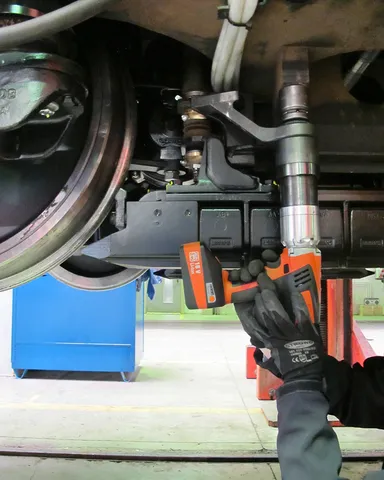 逆さ向きでのボルト締め