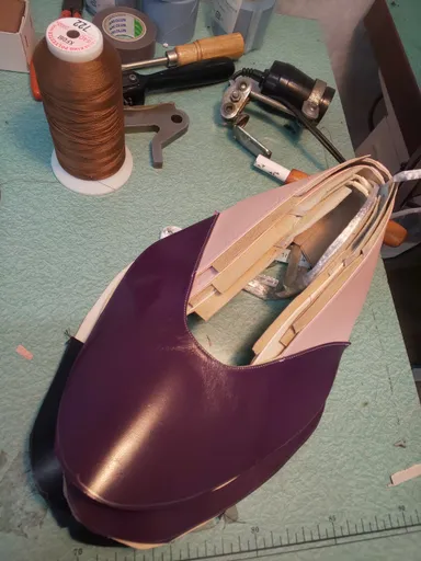 製作途中のパンプスのアッパー