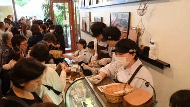 たくさんのスイーツ試食