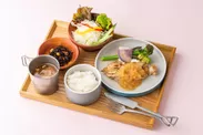 埼玉野菜とグリルチキンのプレート/カフェティンバーハウス