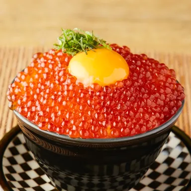 見た目もすごいこぼれいくら飯。