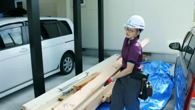 今回の新築住宅現場の主な仕事は、木材の搬入と寸法を測る仕事です。