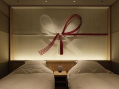 スーパーマニアックと炭平旅館のコラボが生む世界観