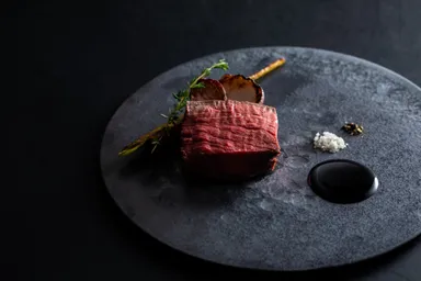 ハンター直送蝦夷鹿のロティ (おまかせコースの料理一例)