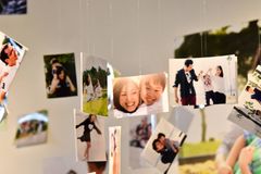 写真をじっくり見られない写真展とは？