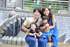 社会問題を解決する家族の笑顔写真