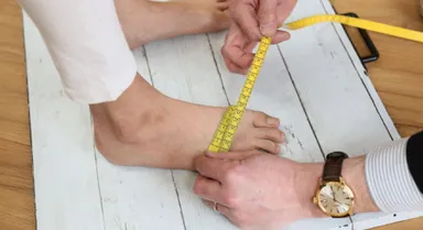 シューフィッターが、手測りで足のサイズと個性を診断。