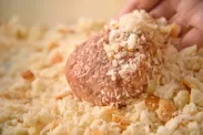 「極上 鎌倉生食パン」を粗目に削った生パン粉を使用し、サクサク感を実現！