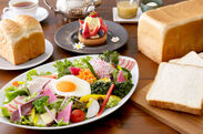 「極上 鎌倉生食パン」を使用したブレッドメニューが自慢のベーカリーカフェ