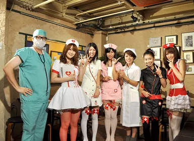 ナースに扮したキャンペーンガール達