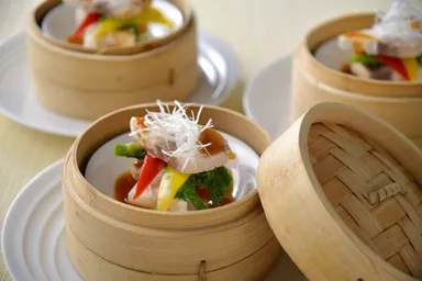 鮪と野菜の蒸(せい)籠(ろ)蒸し サーテー醤ソース（ディナー限定）