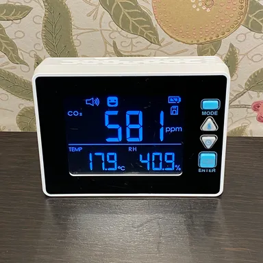 二酸化炭素濃度と湿度を各室で測定しています。