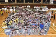 開会式：まくら投げ参加者と畠山愛理さん(中央最前列)の集合写真