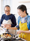 料理研究家・大庭英子さん（左）、浅田真央さん（右）