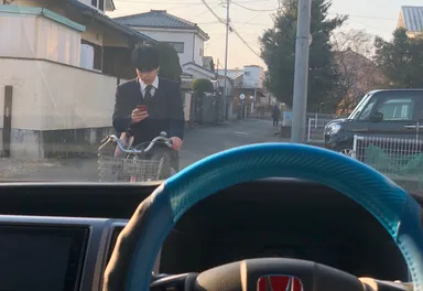 【危険！】片手運転で前方不注意