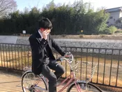 【危険！】自転車に乗りながらスマホでおしゃべり・・・