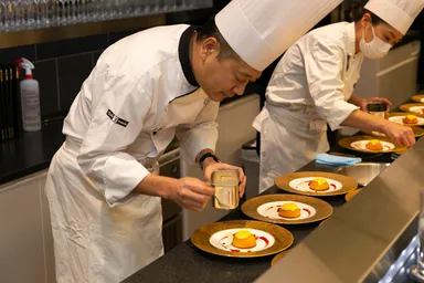 最後の仕上げを行う鎧塚シェフ