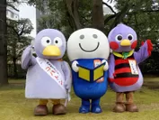 埼玉県マスコット「コバトン」(左)、「さいたまっち」(右)とブックオフ公式キャラクター「よむよむ君」(中央)