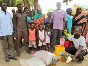 食糧支援を受け取った南スーダンの人々