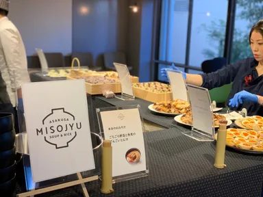 おなじみのロゴでお迎えします