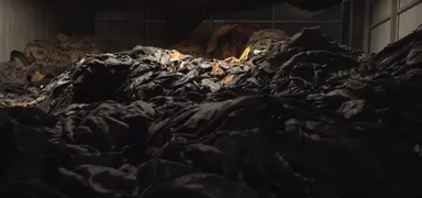 廃棄された革ジャケットの山