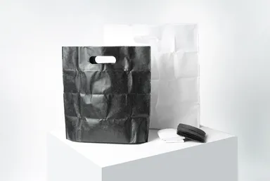 紙のような質感ながら、多機能素材を使用した「手ぶらエコバッグ」