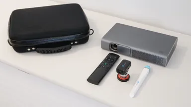 専用リモコン、キャリングケースも付属