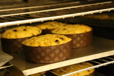 オーブンの中で焼きあがる前のパネトーネの様子