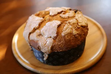 ヘーゼルナッツの砂糖水をつけて焼くパネトーネ　トリネーゼ