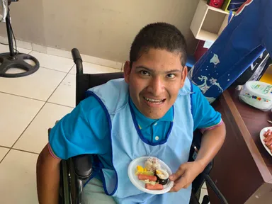 日本食を食べて喜ぶ特別支援施設の人