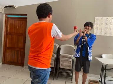 日本の伝統玩具を教える日本人旅人