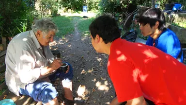 ムヒカ氏にマテ茶の作り方を教わる