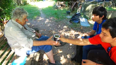 ムヒカ氏にマテ茶手渡す