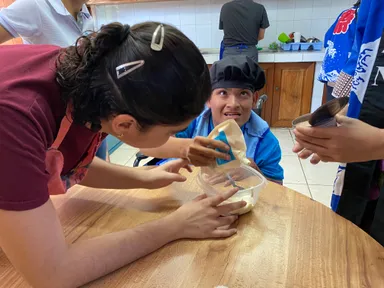 ツナマヨを初めて作る途上国の特別支援施設の人達