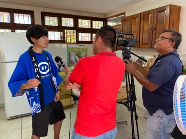 現地メディアの取材を受ける日本人旅人