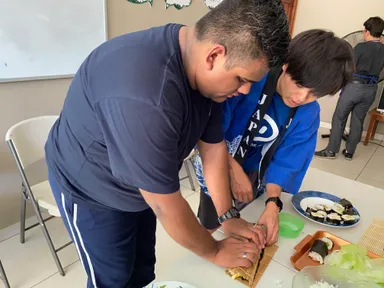 巻き寿司を一緒に作る日本人旅人