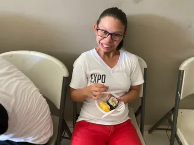 日本食を食べて喜ぶ特別支援施設の人