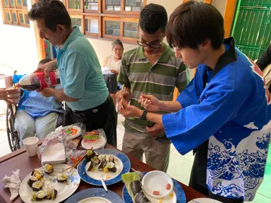 一緒に作った日本食を提供する