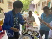 一緒に作った日本食を提供する日本人旅人