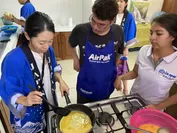 日本の卵焼きの作り方を教える大使館員