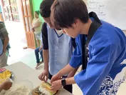 巻き寿司の作り方を教える日本人旅人