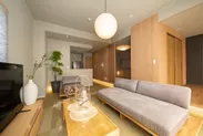 ＜お部屋例IMPREST STAY Tokyo Kamata 603　広々としたソファでゆったりとお仕事をすることが可能です。＞