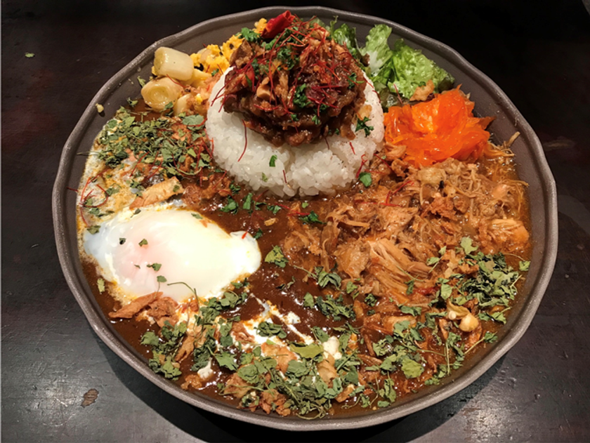カレー業界に突如現れた超新星!
洗練された味と芸術的な盛り付け!あの極哩が表参道青学前にオープン!
