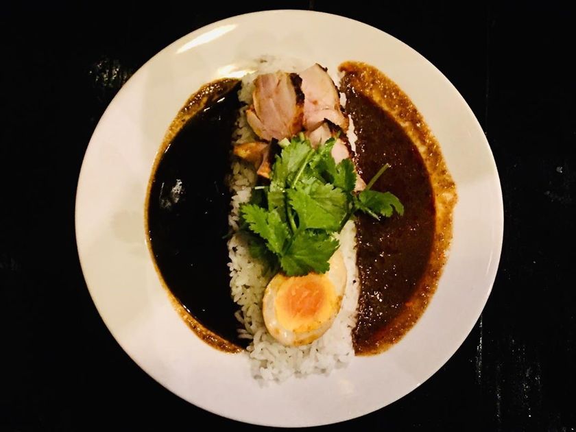カレー激戦区に新たな風!
TOKYO SPICE CURRY 赤と黒 が下北沢にオープン!