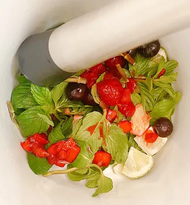 ミントやライム、その他様々な生フルーツをマッシュ