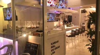 店内はヘア、アイラッシュサロンだけでなくロールアイスやカフェBARなども併設されています。